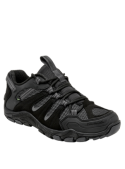 Zapatilla negra de cuero y mesh para hombre, ideal para actividades outdoor con diseño moderno y resistente.
