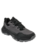 Zapatilla gris masculina con taco plano de 5 cm, suela de gran agarre, ideal para actividades al aire libre.