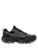 Zapatilla gris de hombre en cuero/sintético, estilo outdoor, diseño moderno y resistente para aventuras diarias.