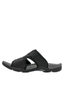 Sandalia masculina de cuero negro, cómoda y resistente, adecuada para playa o parque.