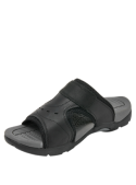 Calzado outdoor masculino en cuero negro, perfecto para el verano y actividades en exteriores.