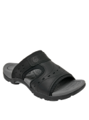 Sandalia de cuero negro, diseño outdoor para hombre, con taco plano y punta abierta.