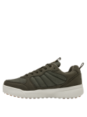 Zapatilla verde de hombre con punta redonda y caña de 6 cm para mayor comodidad.