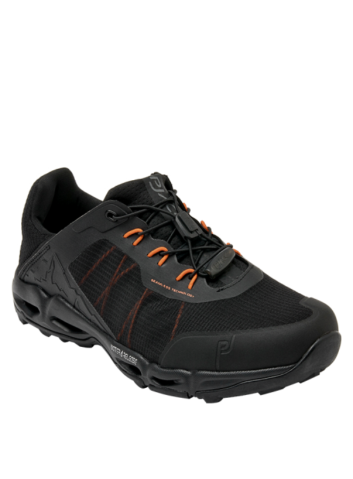 calzado masculino negro para trail running, suela con excelente agarre y taco plano de 3.5 cm