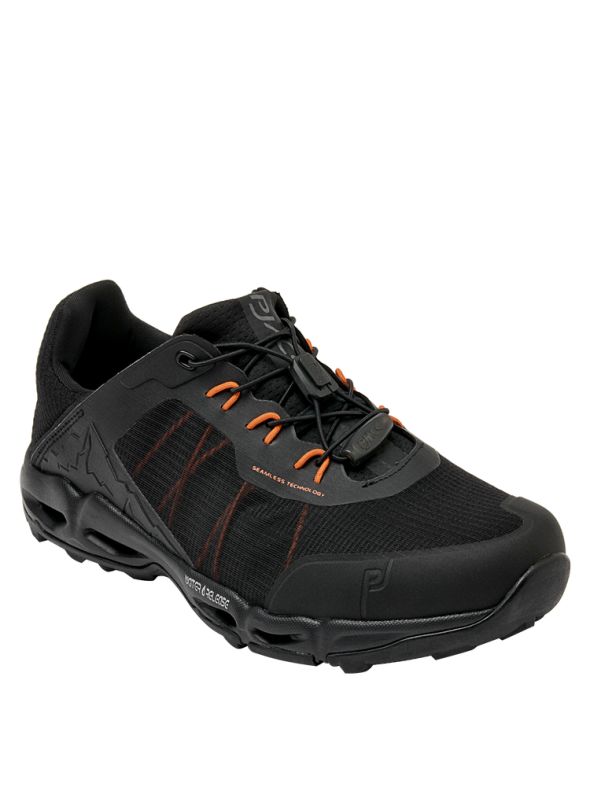 calzado masculino negro para trail running, suela con excelente agarre y taco plano de 3.5 cm