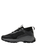 Zapatilla outdoor negra con taco plano de 4.5 cm, estabilidad y comodidad garantizadas.