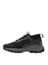 Zapatilla outdoor negra con taco plano de 4.5 cm, estabilidad y comodidad garantizadas.