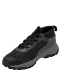 Zapatilla negra para hombre con forro de malla mesh, proporciona confort en cada paso.