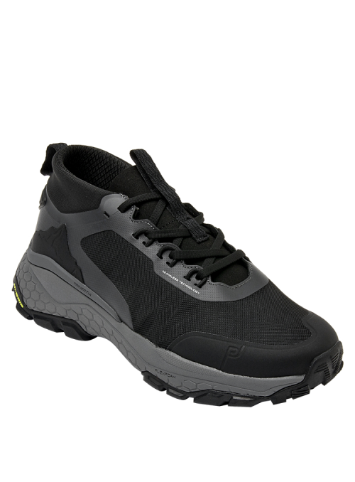 Zapatilla masculina negra con suela de gran agarre, ideal para actividades al aire libre.