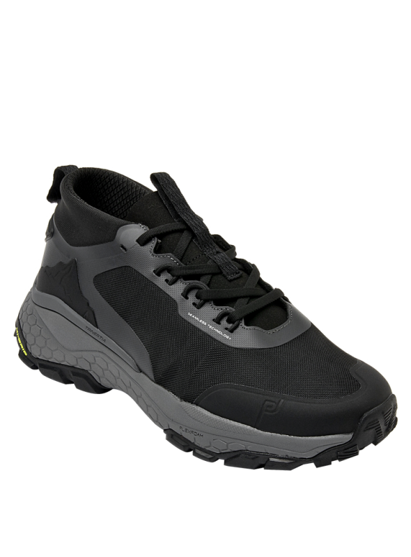 Zapatilla masculina negra con suela de gran agarre, ideal para actividades al aire libre.