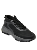 Zapatilla masculina negra con suela de gran agarre, ideal para actividades al aire libre.