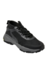 Zapatilla masculina negra con suela de gran agarre, ideal para actividades al aire libre.