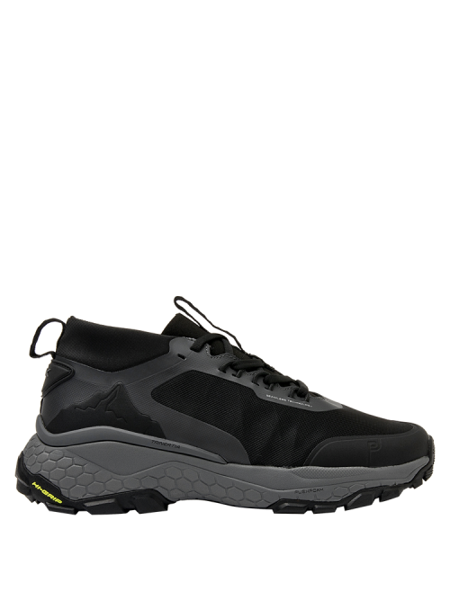 Zapatilla masculina negra con suela de gran agarre, ideal para actividades al aire libre.