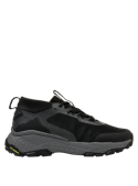 Zapatilla negra de hombre estilo outdoor, material sintético, diseño moderno y resistente.