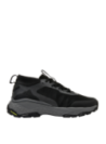 Zapatilla negra de hombre estilo outdoor, material sintético, diseño moderno y resistente.