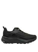 zapatilla negra de hombre estilo running con material sintético y textil, diseño moderno y resistente.