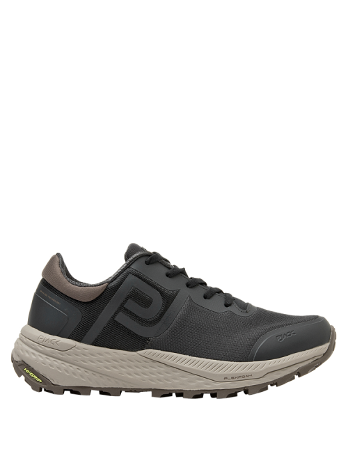 Calzado masculino gris con taco plano de 4 cm y suela de excelente agarre.