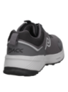 Zapatilla de trail running gris con forro de malla mesh y punta redonda.