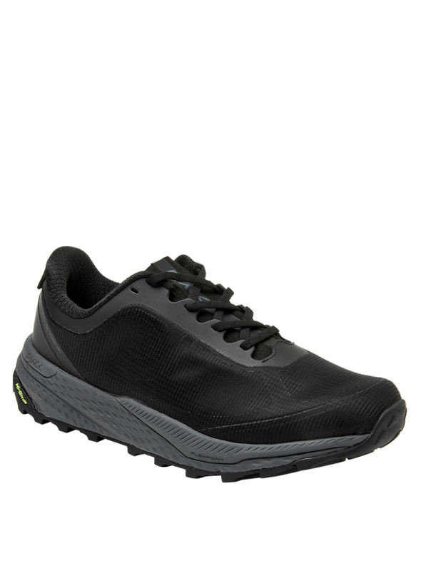 Zapatilla negra femenina con suela de agarre, material sintético y textil, cómoda y estable.