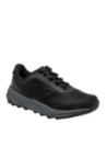 Zapatilla negra femenina con suela de agarre, material sintético y textil, cómoda y estable.