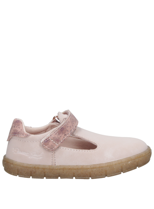 Zapatilla rosada casual para niña con taco plano y punta redonda, ideal para aventuras urbanas.