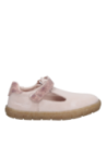Zapatilla de niña en color rosado, estilo casual, cómoda y resistente, perfecta para juegos al aire libre.