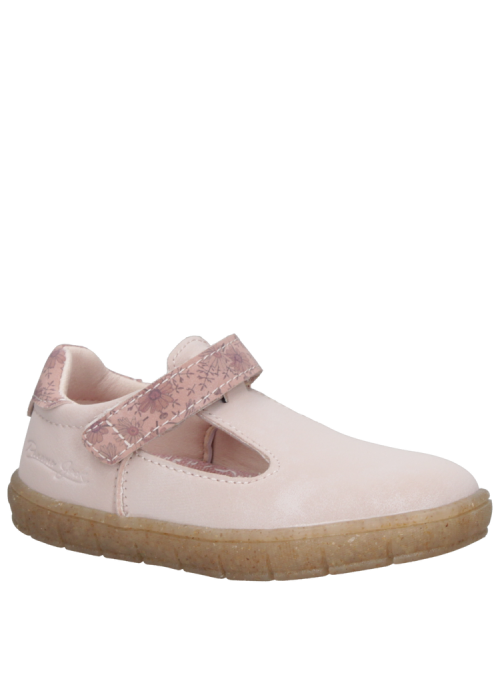 Zapatilla rosada casual para niña con taco plano y punta redonda, ideal para aventuras urbanas.