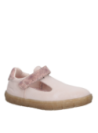 Zapatilla rosada casual para niña con taco plano y punta redonda, ideal para aventuras urbanas.