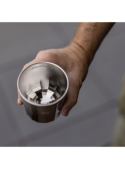 Vasos negros para niño con agarre firme, excelente opción para aventuras al aire libre.