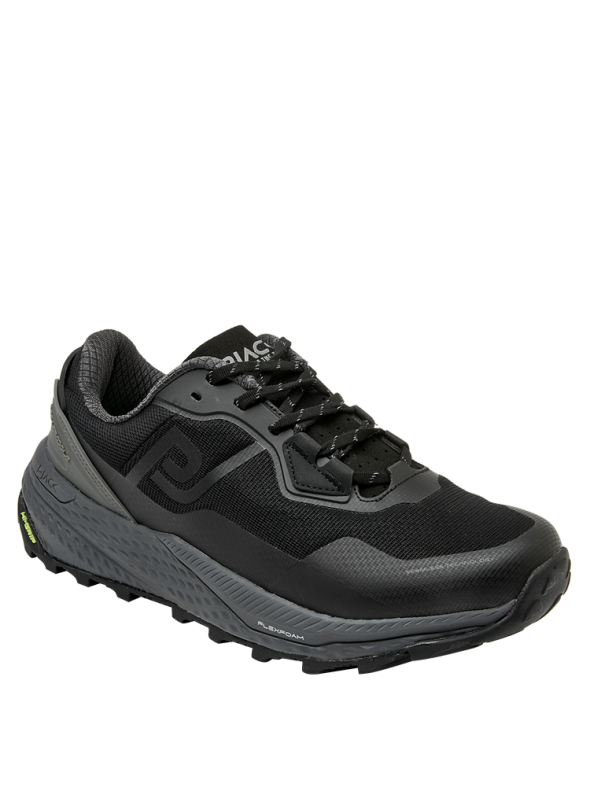 zapatilla negra de hombre estilo running con material sintético y textil, diseño moderno y resistente
