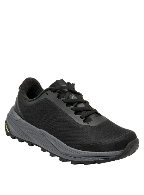 Calzado masculino negro de material sintético y textil con suela de excelente agarre para correr.