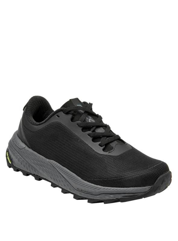 Calzado masculino negro de material sintético y textil con suela de excelente agarre para correr.