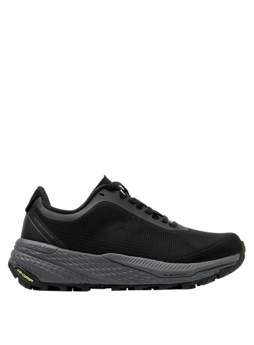 Calzado masculino negro de material sintético y textil con suela de excelente agarre para correr.
