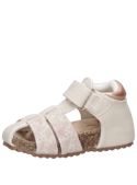 Sandalia beige de niña versátil, adecuada para estar en casa o paseos.