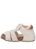 Sandalia beige resistente de niña, perfecta para actividades al aire libre.