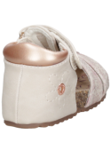 Sandalia plana beige de niña, diseñada para uso en parque o playa.