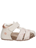 Sandalia beige de niña con punta redonda y forro textil para mayor comodidad.
