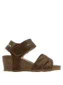 Sandalia de cuero café para mujer, estilo casual, con taco cuña de 6 cm y punta abierta.