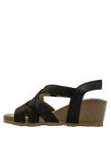 Sandalia casual de cuero negro, punta abierta y elevación cómoda para el verano.
