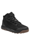 Calzado outdoor negro de cuero para hombre, combina funcionalidad y estilo, con elementos protectores y confortables.