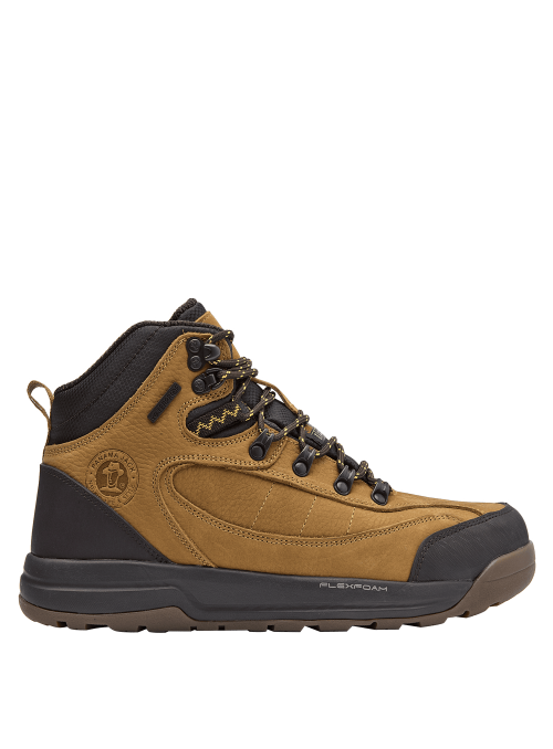 Botín camel de cuero para hombre, estilo outdoor, con puntera reforzada y sistema de amarre con pasadores metálicos.