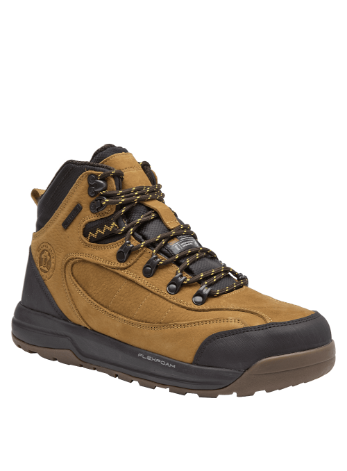 Botín camel de cuero para hombre, estilo outdoor, con puntera reforzada y sistema de amarre con pasadores metálicos.
