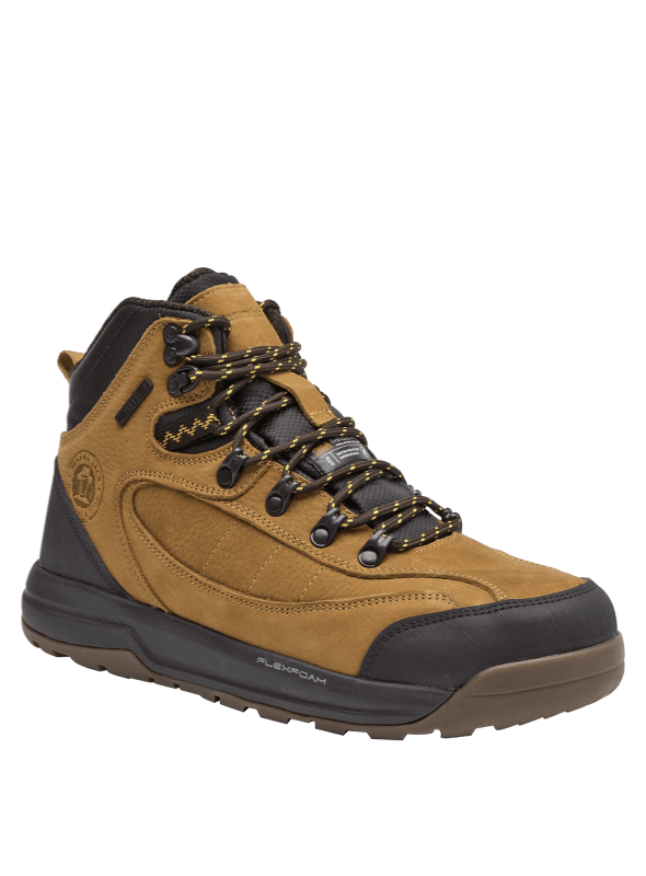 Botín camel de cuero para hombre, estilo outdoor, con puntera reforzada y sistema de amarre con pasadores metálicos.