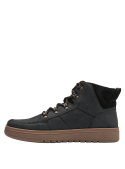 Calzado masculino negro, costuras visibles en cuero, pasadores de metal y cordones gruesos para ajuste firme y duradero.