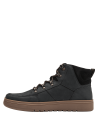 Calzado masculino negro, costuras visibles en cuero, pasadores de metal y cordones gruesos para ajuste firme y duradero.