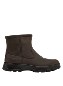 Calzado slip-on marrón de cuero para hombre, combina durabilidad y estilo clásico, ideal para contextos urbanos o rústicos.