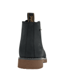 Botín negro de cuero para hombre con suela gruesa y costura visible, ofrece tracción y durabilidad.