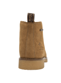 Botín camel de cuero con textura granulada, tres ojales para cordones, ajuste personalizado y diseño minimalista.