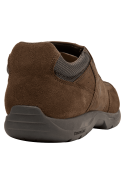 Zapato mocasín de gamuza café para hombre, con cuello acolchado que proporciona confort al usarlos por períodos prolongados.