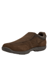 Mocasín café de gamuza para hombre, con perforaciones laterales sutiles para mejorar la ventilación y comodidad del pie.